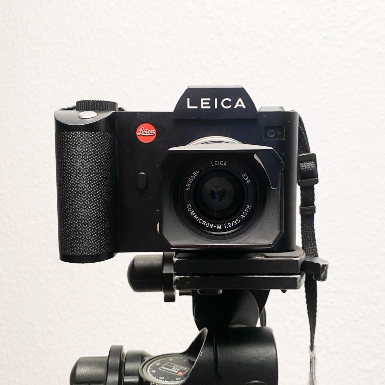 Kamera auf Stativ mit Leica-Logo, schwarz und modern gestaltet.