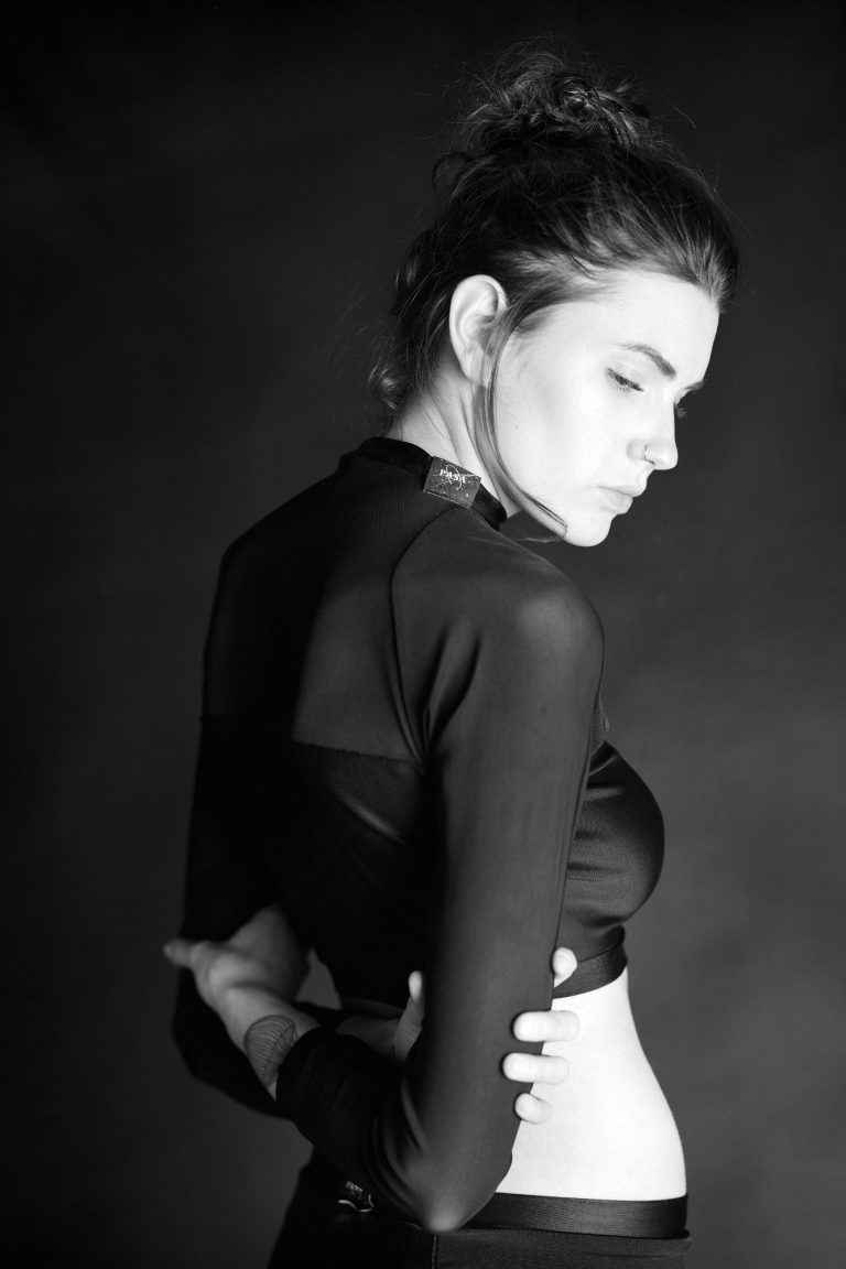 Schwarz-weiß Porträt einer Frau in eleganter Pose, mit zurückgebogenem Kopf und geschlossenem Blick.